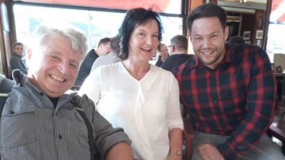 Bild: lg
Der tschechische Rugby-Nationalspieler Pavel Sima (rechts) freut sich über ein Wiedersehen mit seinen Gasteltern von einst, Maria und Robert Baumann.