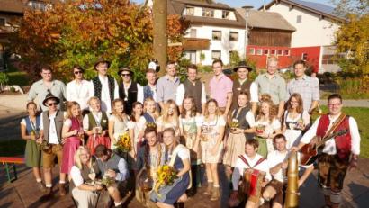 Bild: Josef Lehner
14 Paare tanzen in Ortlesbrunn den Kirwabaum aus.