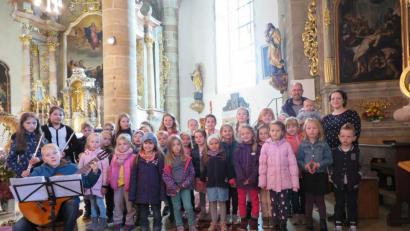 Bild: jzk
Katharina Lippert (hinten rechts) leitete den Kinderchor, Thomas Völkl (links neben ihr) begleitete die Mädchen und Buben auf dem E-Piano.