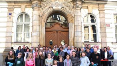 Bild: lg
Das 30-jährige Bestehen ließ die Verbindungen zwischen dem Ortenburg Gymnasium und seiner Prager Partnerschule in den Blickpunkt rücken. Vor dem imposanten Portal der Obchodní Akademie im Herzen der Altstadt trafen sich die Besucher nach den Führungen. Eine weitere Gruppe war zu dieser Zeit noch in der Stadt unterwegs.