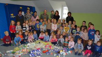 Bild: jr
Die Konnersreuther Kinderhauskinder sind mit großer Begeisterung dabei, den Anfall von Plastikmüll so weit wie möglich zu reduzieren. Darüber freuen sich das Team der Einrichtung um Leiterin Imke Steinert (hinten, Zweite von rechts) und Bürgermeister Max Bindl (hinten, Mitte). Im Vordergrund platziert wurde der Plastikmüll, der sich in nur zwei Wochen durch die Brotzeit der Kinder angehäuft hat.