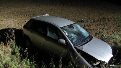 Bild: exb
Über die Leitplanke und sechs Meter in die Tiefe des Straßengrabens – dort kam das Auto total beschädigt auf den Rädern zum Stillstand.