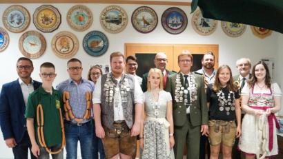 Bild: du
Bei der Königsfeier der "Hubertus"-Schützen werden die Würdenträger mit Königs- und Wurstketten sowie mit Brezen ausgezeichnet. Schützenkönig mit dem Luftgewehr ist Matthias Fischer (Vierter von links), Schützenkönig mit der Luftpistole Stefan Koller (vorne, Dritter von rechts).