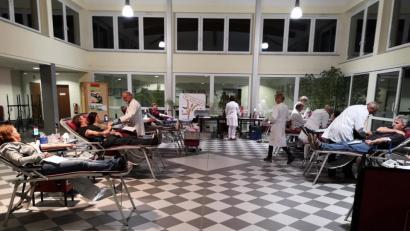 Bild: mde
Statt auf der Couch im heimischen Wohnzimmer machten es sich am späten Dienstagabend die ehrenamtlichen Blutspender auf den zwölf Spenderliegen im Atrium der Mittelschule bequem.