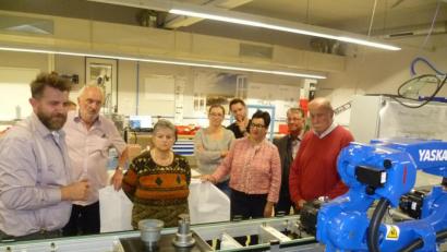 Bild: usc
Jungunternehmer Philipp Hofmann (links) führ die Besucher von der SPD durch seine Firma Custom Help an der Philipp-Melanchthon-Straße.