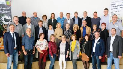 Bild: do
Das Klassentreffen des Abschlussjahrgangs 1979 des H- und M-Zweiges beginnt mit einem Besuch "seiner" Schule. Deren Leiter Thomas Reitmeier (links) und sein Stellvertreter Bernhard Miedl (vorne, rechts) stellen das aktuelle Schulleben vor und führen durch die modernen Räumlichkeiten der Staatlichen Wirtschaftsschule.