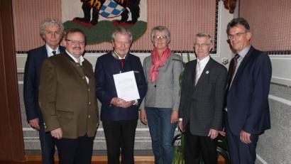 Bild: Susanne Forster
Landrat Wolfgang Lippert (links) mit Kreisarchivpfleger Robert Treml (Dritter von links) und den Gratulanten Alfred Stier (Zweiter von links), Maria Rita Sagstetter vom Staatsarchiv Amberg, Josef Rösch (Zweiter von rechts) und Walter Brucker vom Landratsamt Tirschenreuth.