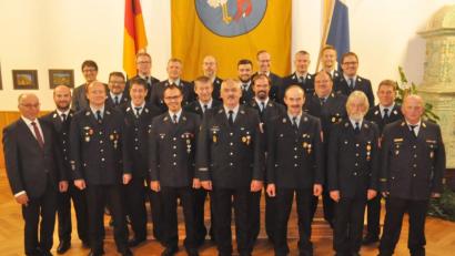 Bild: dob
Zusammen mit den Führungskräften der Kreisbrandinspektion und Kreisbrandrat Marco Saller (Zweiter von links), stellvertretendem Landrat Albert Nickl (links) und amtierenden Bürgermeister Uli Münchmeier (hinten, links) stellten sich die Geehrten mit den Vorsitzenden und Kommandanten aus den einzelnen Wehren zu einem Erinnerungsfoto zusammen.