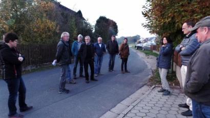 Bild: br
In Unterbruck informierte sich der Gemeinderat, wie auf einen Teilstück (im Bild rechts) die Straßenentwässerung verbessert werden könne. Mögliche Lösungen besprach die Runde um Bürgermeister Josef Etterer (Vierter von links) Ludwig Hafner (Zweiter von links) vom Bauamt der Verwaltungsgemeinschaft Kemnath.