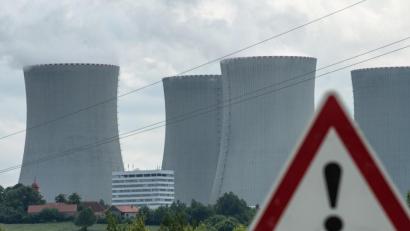 Archivbild: Armin Weigel/dpa
Ein Hinweisschild, aufgenommen vor den Kühltürmen des Atomkraftwerkes Temelin.