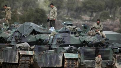 Bild: Lefteris Pitarakis/dpa
Türkische Soldaten bereiten in der Nähe des Dorfs Sugedigi (Türkei) an der Grenze zu Syrien ihre Panzer vor. Bei der Militäroffensive in Nordwestsyrien sind türkische Truppen nach Angaben der Staatsagentur Anadolu weiter gegen kurdische Milizen vorgerückt.