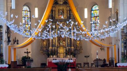 Bild: R. Kreuzer
Die Tauben schweben über dem Altar in der St. Dionysius Kirche in Neunkirchen zum Firmtag.