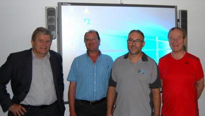 Bild: akp
Rektor Werner Winderl, Systembetreuer Josef Messbauer (von links) und Konrektor Rudi Schneider (rechts) dankten Geschäftsinhaber Andreas Ferstl (Zweiter von rechts) für das Sponsoring eines interaktiven Whiteboards.