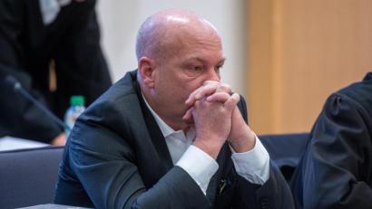 Bild: Armin Weigel/dpa
Joachim Wolbergs, suspendierter Oberbürgermeister von Regensburg, sitzt im Verhandlungssaal im Landgericht.