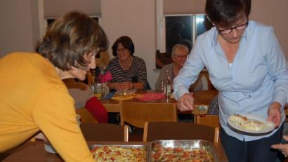Bild: grm
Nach getaner Arbeit lassen sich die Teilnehmerinnen die Nudel-Köstlichkeiten schmecken.