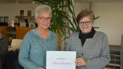 Bild: jr
Monika Kraus (links) überreichte eine 500-Euro-Spende für die Aktion „Feuerkinder“ an Dr. Annemarie Schraml. Zum 70. Geburtstag hatte Kraus auf persönliche Geschenke verzichtet.