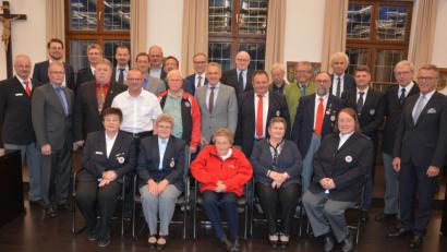 Bild: jr
Mit Ehrenzeichen für jahrzehntelangen Einsatz ehrte das Bayerische Innenministerium und das Bayerische Rote Kreuz langjährige aktive Mitglieder. Unser Bild zeigt die Geehrten, die für 25, 40 und 50 Jahre aktiven Dienst ausgezeichnet wurden. Mit im Bild Landrat Wolfgang Lippert (4. von rechts), BRK-Kreisvorsitzender Franz Stahl (rechts), sowie die Bürgermeister der betroffenen Kommunen.