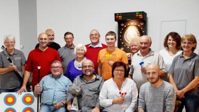 Bild: njn
Spitzenreiter bei der Einzelwertung war Christian Duschl (sitzend rechts). Mit auf dem Bild die Erstplatzierten sowie (sitzend vorne von links) Fanclub-Vorsitzender Reiner Ockl und Schützenmeister Alois Helgert.