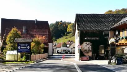 Bild: ds
Der begleitende Fuß- und Radweg (rechts) beansprucht einen Teil der Straße in Lehendorf. Noch immer warnt kein Verkehrsschild „Einseitig verengte Fahrbahn“ vor dieser Gefahrenstelle, moniert eine Bürgerin in der Fragestunde des Gemeinderats.