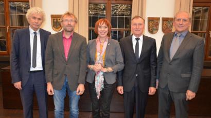 Bild: jr
Landrat Wolfgang Lippert und Zweiter Bürgermeister Hermann Schraml aus Kemnath (von links) sowie Bürgermeister Werner Prucker aus Reuth bei Erbendorf (rechts) gratulierten Jutta Deiml und Johann Neugirg zur Kommunalen Dankurkunde des Innenministeriums.