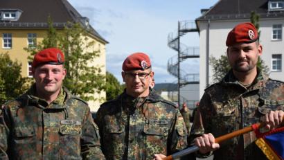 Bild: exb
Major Norman Prädel (rechts) übergibt im Beisein von Kommandeur Oberstleutnant Sven Zickmantel den Wimpel an Hauptmann Johannes Müller (links).