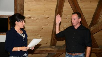 Bild: bey
Heinz Rast ist neues Mitglied des Marktgemeinderates Parkstein. Zu Beginn der Sitzung wurde er als Nachrücker für die ausgeschiedene Markträtin Lydia Ebneth von Bürgermeister Tanja Schiffmann vereidigt.