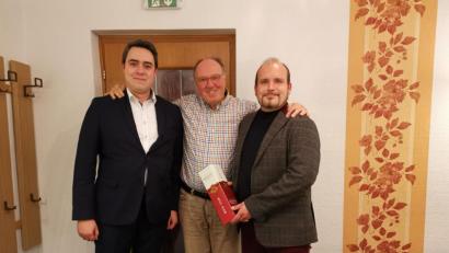 Bild: exb
Florian Peter (rechts) und Benedikt Riedl (links) dankten Hannes Baringer für seine langjährige Tätigkeit als erster und zweiter Vorsitzender.