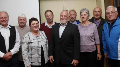 Bild: Hirsch
Die Herzsport-Gruppe des TV Nabburg wählte einen neuen Vorstand. Das Bild zeigt von links: Peter Haas, Joseph Pürner, Beate Roßmeisl, Karl Fröbel, Karl Mayer, Georg Baumer, Anna Wiedl, Matthias Grundler und Erwin Biersl.