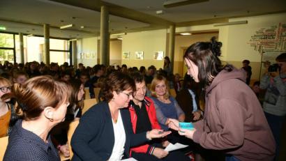 Bild: bey
Durst stillen mit einer Geleekugel voll Wasser - Realschuldirektorin Irene Sebald (2. von links) macht den Versuch. Peter Hägler, Landratstamt Neustadt und Beratungsrektorin Imgard Schwartz schauen interessiert zu.