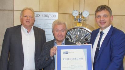 Bild: mmj
Für die IHK überreichte Manuel Lischka (rechts) an Michael Koller im Beisein von MMM-Geschäftsführer Robert Eibl (links) die Ehrenurkunde zum 65-jährigen Geschäftsjubiläum.