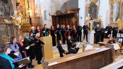 Bild: do
Begleitet von Instrumentalisten der Hofer Symphoniker stellte der Kammerchor Hof unter Leitung von Wolfgang Weser das Konzert in Speinshart unter das Leitthema "Zuversicht"