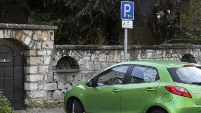 Bild: Petra Hartl
421 Falschparker auf Behindertenparkplätzen hat die Stadt seit Oktober 2018 mit je 35 Euro verwarnt. Ein Behindertenausweis allein genügt nicht zum sorglosen Abstellen des Fahrzeugs; dafür braucht es einen eigenen für diese Flächen vorgeschriebenen Parkausweis mit der Kennzeichnung AG oder BL für Geh- oder Sehbehinderung. Der Fahrer des abgebildeten Autos hat übrigens diesen Nachweis korrekt hinter der Windschutzscheibe platziert und parkt somit richtig.