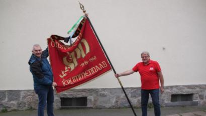 Bild: den
SPD-Vorsitzender Uli Roth und Fraktionssprecher Max Sieder mit der wieder ausgepackten Vereinsfahne des SPD-Ortsvereins.