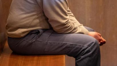 Bild: Daniel Karmann
Ein wegen versuchten Mordes angeklagter Mann sitzt zum Prozessbeginn im Landgericht Nürnberg-Fürth. Foto: Daniel Karmann/dpa/Archivbild