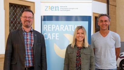 Bild: sön
Klimaschutzkoordinator Joachim Scheid (rechts) ist mit ZEN-Vorsitzendem Florian Junkes und Projektleiterin Linda Trager (von links) überzeugt: „Wir sehen mit den Repair-Cafés die Möglichkeit mit unseren Ressourcen in Zukunft wesentlich sparsamer umzugehen.“