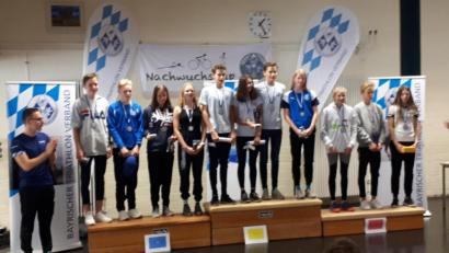 Bild: bha
Auf dem Bronzeplatz (rechts) die Triathleten des CIS Amberg (von links): Lena Betzlbacher, Justus Oeckl und Anika Schneider.