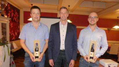 Bild: rn
Nach einer regen Aussprache dankt Thomas Riedl (Mitte) den Referenten Stephan Schloderer (rechts) und Michael Lukas mit "Düngetropfen" für ihre umfassenden Informationen.