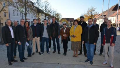 Bild: jr
Bürgermeister Franz Stahl (Dritter von links) stellte den Mitgliedern des JU-Kreisverbandes um Vorsitzenden Matthias Grundler (Vierter von rechts) und interessierten Tirschenreuther CSUlern zahlreichen Baustellen der Stadt vor. Mit dabei: CSU-Landratskandidat Roland Grillmeier (links).