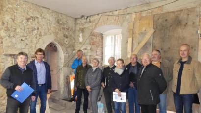 Bild: rn
Kreisbaumeister Werner Kraus (Vierter von links) und Gina Lankes (Fünfte von rechts) informieren die Mitglieder des Rechnungsprüfungsausschusses über die Umbau- und Sanierungsarbeiten am Landratsamt. Besondere Aufmerksamkeit weckt ein bisher zugemauerter gotischer Durchgang.