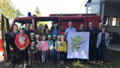 Bild: eig
Die Feuerwehr Edeldorf hat eine Kinderfeuerwehr: 13 Mädchen und Buben zwischen fünf und elf Jahren sind jetzt "Löschdrachen". Urheber des Logos mit dem grünen Drachen ist der Theisseiler Fabio Meissner.
