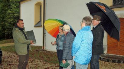 Bild: sön
Bei der Eggenberg-Kirche erklärte Christian Rudolf (links), Ranger im Naturpark Hirschwald, wie Fledermaus-Nistkästen funktionieren.