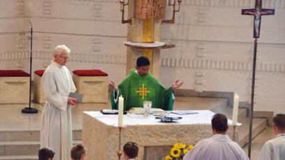 Bild: ü
Ein herzliches Willkommen entbietet die Pfarrei Mariä Himmelfahrt mit Pfarrer Augustin Lobo (rechts) an der Spitze dem neuen Pastoralreferenten Alfred Kick im Pfarrgottesdienst.