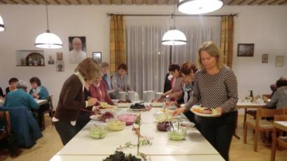 Bild: rpp
Traditionell endete die Erntedankfeier des Katholischen Frauenbundes mit einem gemeinsamen Essen.