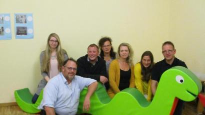 Bild: mez
Kinderhaus-Leiterin Sabina Lehmann dankte dem neuen Elternbeirat für sein ehrenamtliches Engagement: Mirko Fuchs (vorne), Florian Hösl, Angelika Scherm, Franziska Hess, Rebecca Aru (neue Erzieherin) und Roland Kreuzer (Vorsitzender).