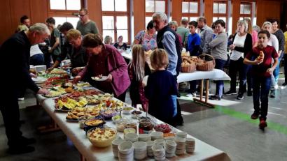 Bild: zer
Ein toller Erfolg ist wieder das Erntedankfrühstück, welches der Frauenbund im Gemeindehaus aufbaute. Viele Besucher kamen, um zu schlemmen.
