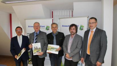 Bild: ckl
Bürgermeister und Vorsitzender der Steinwald-Allianz Hans Donko, CSU-Vorsitzender Johannes Reger und Landratskandidat Roland Grillmeier diskutierten mit den beiden Vertretern der Öko-Modellregionen Markus Frank und Martin Schmid (v.l.n.r.). Mit dabei waren CSU-Mitglieder aus dem ganzen Landkreis.