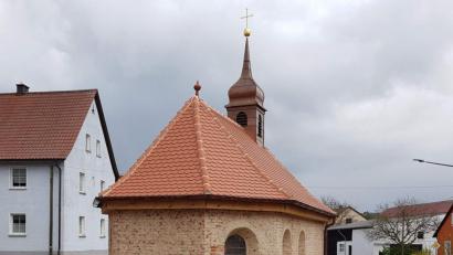 Bild: u
Der Abschluss der Sanierung der Steiningloher Dorfkapelle lässt nach zweijähriger Bauzeit weiter auf sich warten. Die Kosten für die Restaurierung der Innenausstattung muss die Dorfgemeinschaft tragen. Daher wird der Erlös des dritten Steiningloher Weinfests, das am Samstag, 26. Oktober, gefeiert wird, wieder voll und ganz für diesen Zweck verwendet.