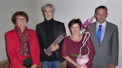 Bild: fsb
Über wohltätige Spenden freuen sich (von links): Fördervereinsvorsitzende Waltraud Koller-Girke, Organist Horst Plössner, Sopranistin Hildegard Zoltziar und Schirmherr Bürgermeister Jens Meyer.