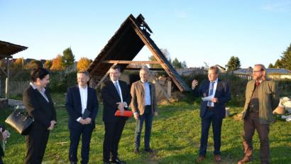 Bild: rti
Wissenschaftlicher Leiter Stefan Wolters und Alfred Wolf (von rechts) überzeugten Europaminister Florian Herrmann (Dritter von links) und die Generalkonsulin der Tschechischen Republik, Kristina Larischová (links), vom Archaeo-Centrum und Bau der Reisestation Karl IV. Unterstützung kam durch Landtagsabgeordneten Tobias Reiß und Ikom-Vorsitzenden Roland Grillmeier (von links)