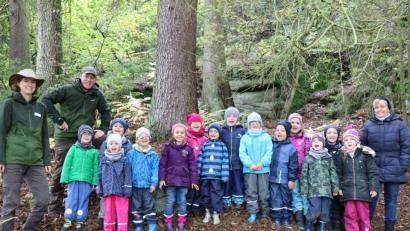 Bild: exb
Die Kindergruppe mit ihren Begleitern im Steinwald.